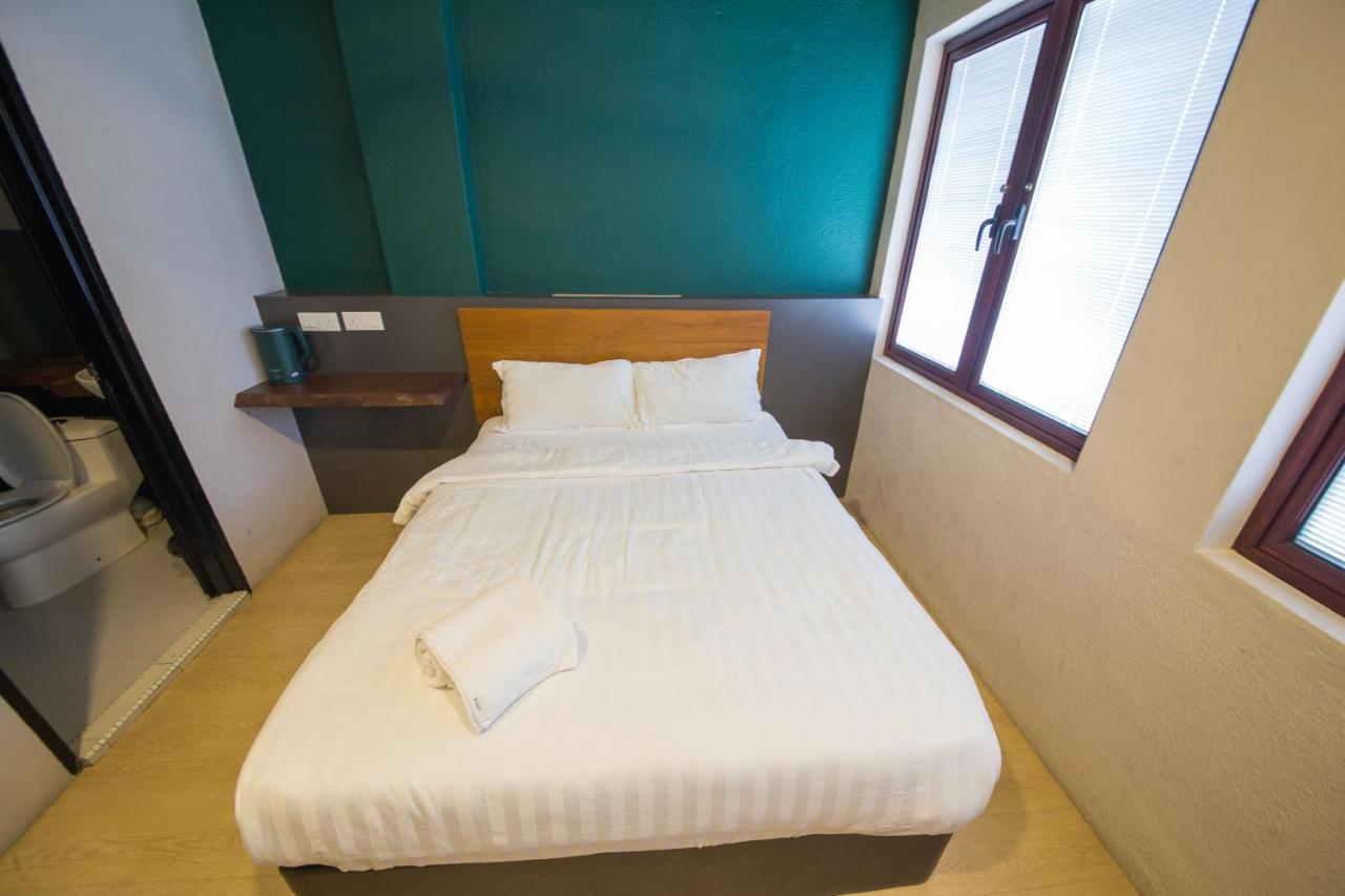 Room V Jalan Sultanah Near Bus Stop Batu Pahat Εξωτερικό φωτογραφία