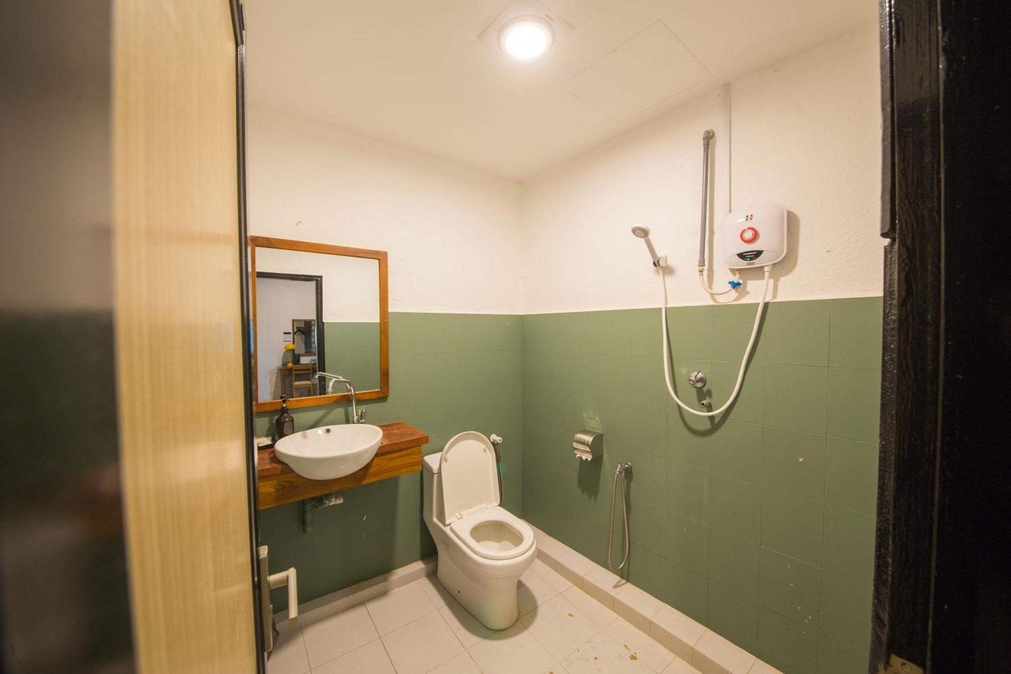 Room V Jalan Sultanah Near Bus Stop Batu Pahat Εξωτερικό φωτογραφία