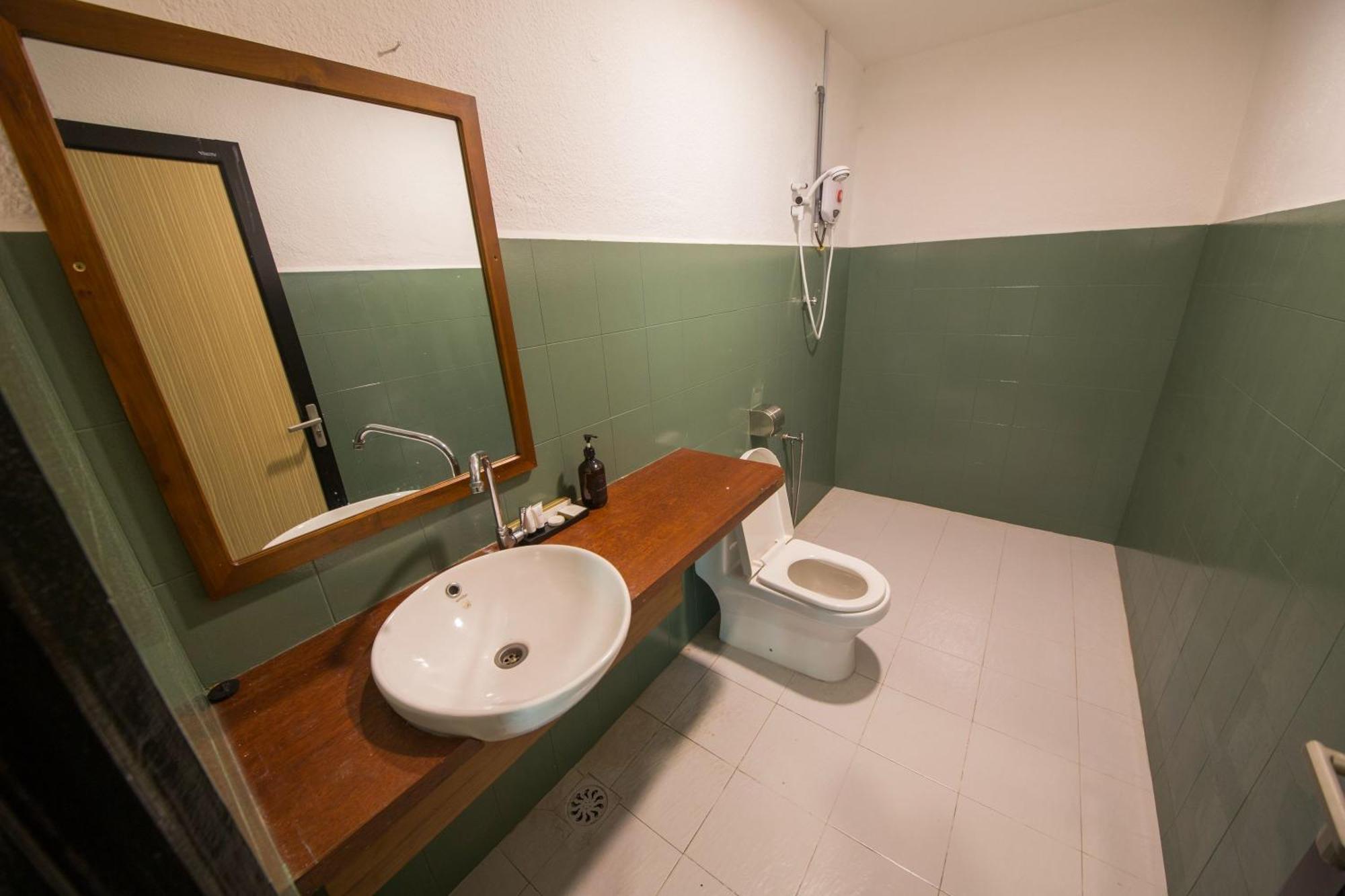 Room V Jalan Sultanah Near Bus Stop Batu Pahat Εξωτερικό φωτογραφία